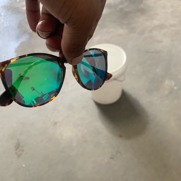 Women’s polarized shades - Picture 1 of 3